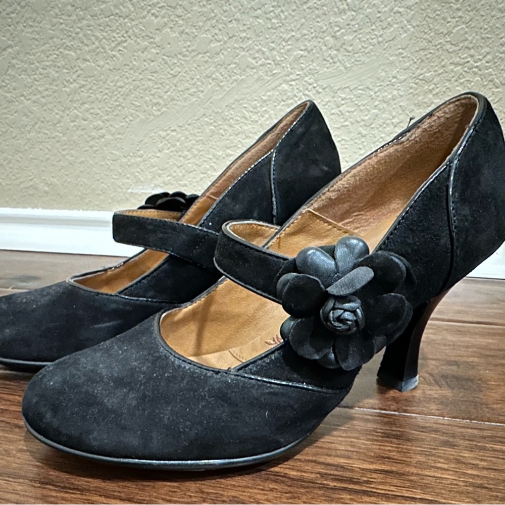 Sofft retro style black suede heels